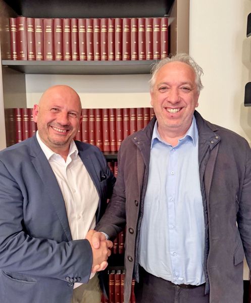 Giuseppe Lodi, managing director di BIBUS Italia, e Alessandro Campi, managing director di Oilsafe, al momento della firma