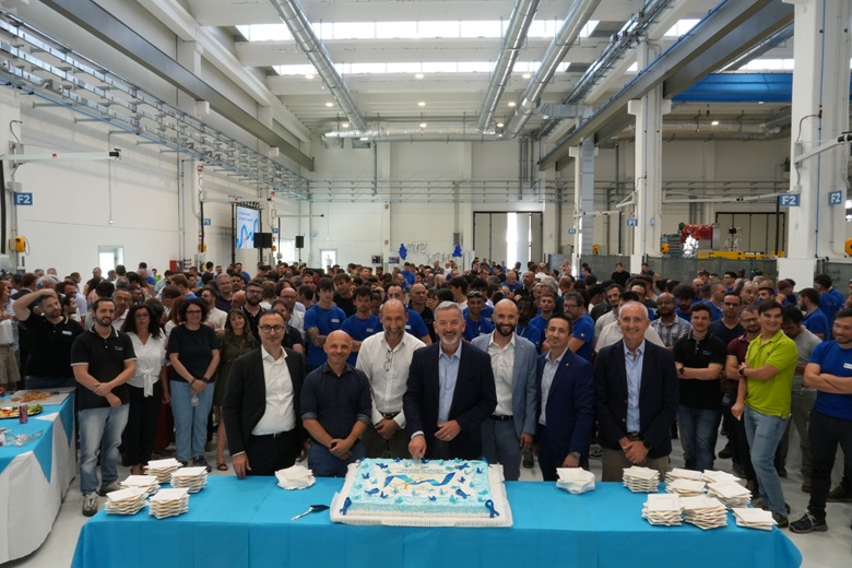 Il momento conviviale con tutti i dipendenti di Comecer in occasione dell’inaugurazione del nuovo stabilimento