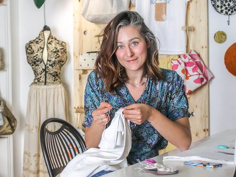 Greta Naselli, artista recycler poliedrica che ha ideato e fondato Repunto, laboratorio di moda indipendente