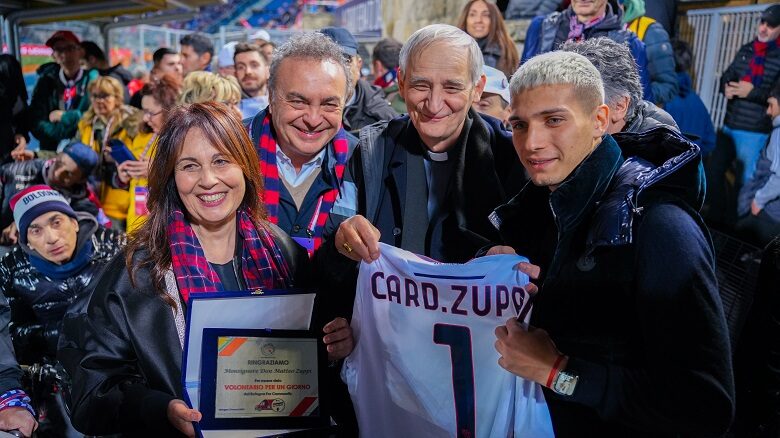 Monsignor Zuppi con la maglia del Bologna (Foto Aleo Film Srl)