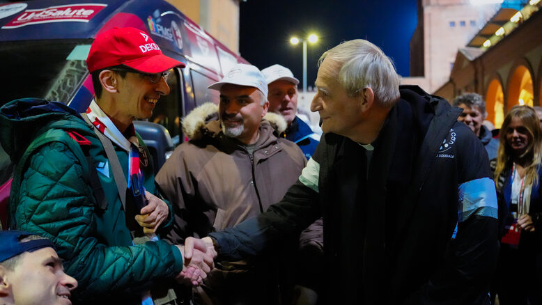 Monsignor Zuppi volontario per un giorno con Bologna for Community (foto Aleo Film Srl)