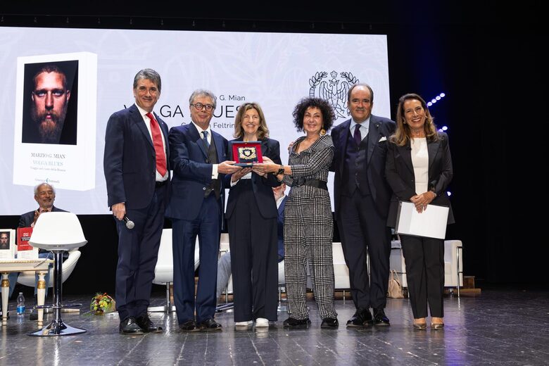 Gian Luigi Zaina, presidente della Fondazione Premio Estense, Marzio G. Mian, vincitore del 61° Premio Estense, Tiziana Ferrari, direttore generale Confindustria Emilia, Sonia Bonfiglioli, presidente Confindustria Emilia, Alberto Faustini, presidente della giuria tecnica del Premio Estense, Cesara Buonamici, presentatrice della cerimonia di premiazione.